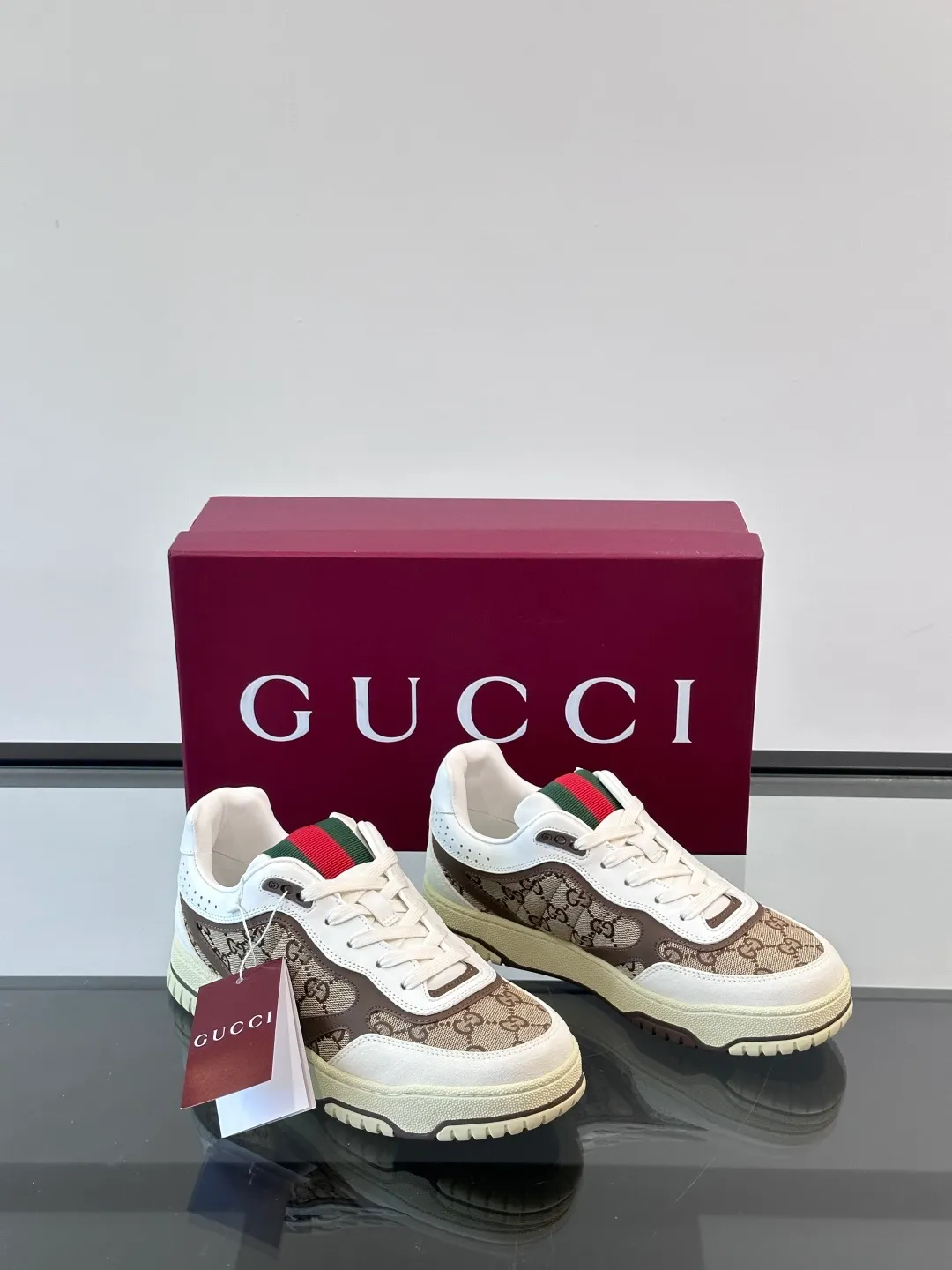Men's Men's Shoes 💰480 [New Style] 🦨🦨Gucci 𝐆𝐮𝐜𝐜𝐢 𝐑𝐞-𝐖𝐞𝐛 As a sneaker created by Sabato De Sarno for Gucci, the Re-Web series reinterprets the brand's classic stripes, with bold and unique details to set off a modern silhouette design. These shoes are crafted from white leather. This new sneaker is ingeniously decorated with many of the brand's classic details, and is equipped with a bright red and green webbing tongue, which will make people fall in love at first sight. White leather has been specially treated to be soft and shiny, with an embossed grained texture. Script Gucci logo and Interlocking G web label with Interlocking G and script Gucci logo. Rubber outsole with Interlocking G detail eyelets. Web tongue. Size: Female 35-40 (Female 41, 42 customized). Male 38-44 (45, 46 customized)